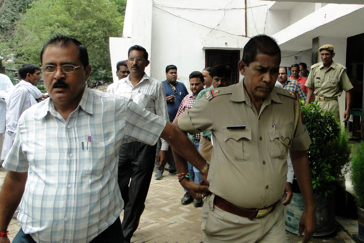 Head Constable arrested red-handed taking bribe