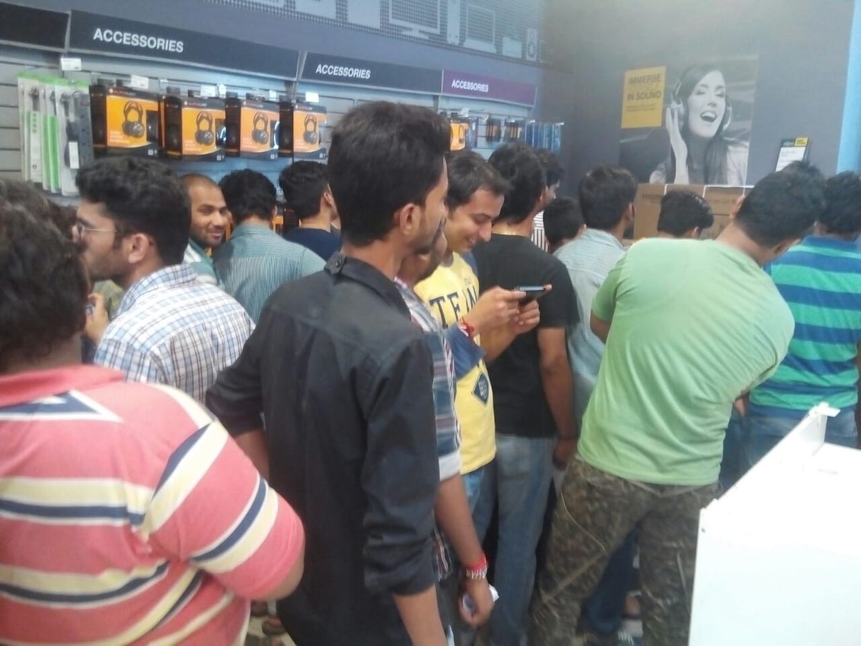 Long que at Reliance outlet for jio sim