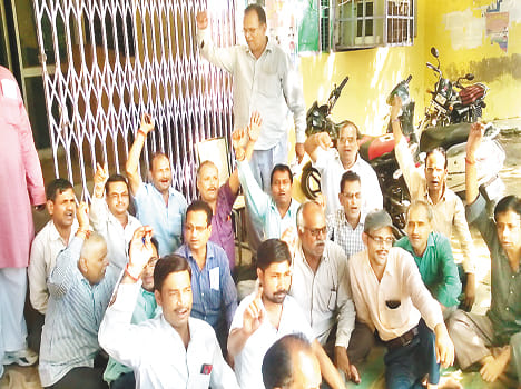 girl child, villeger, protest,distric education office, narnaul