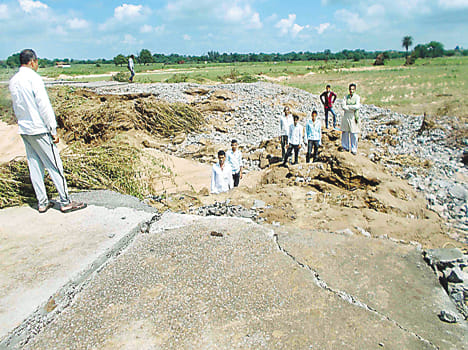 The book became a flood barrier in traffic roads