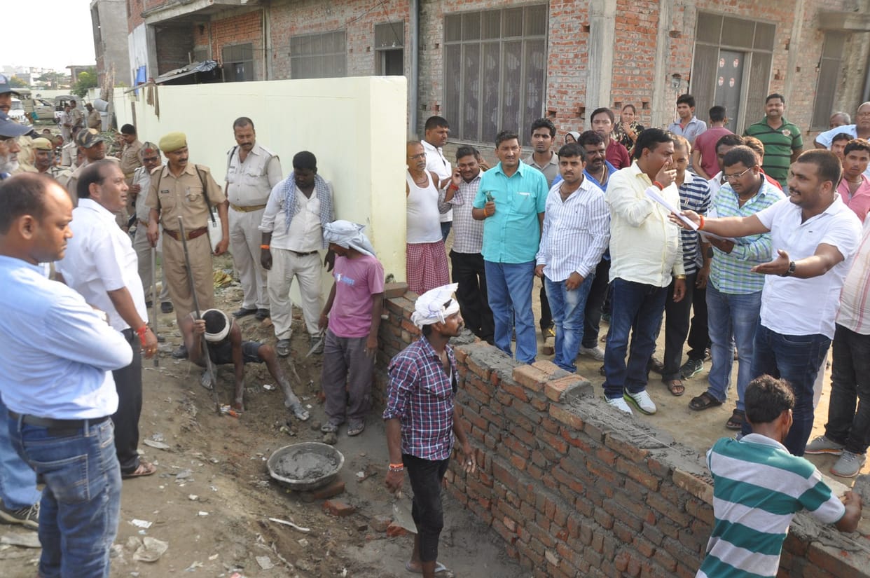 people oppose the building of wall