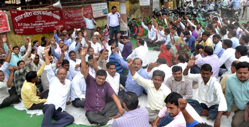 Growth in the building lock pressed , picketing at Collectorate