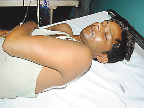 Young injured falling from train in banda