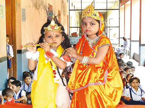 Radha Krishna overwhelmed by seeing the panoramic tableau