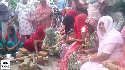 Staff protest against meerut municipal corporation