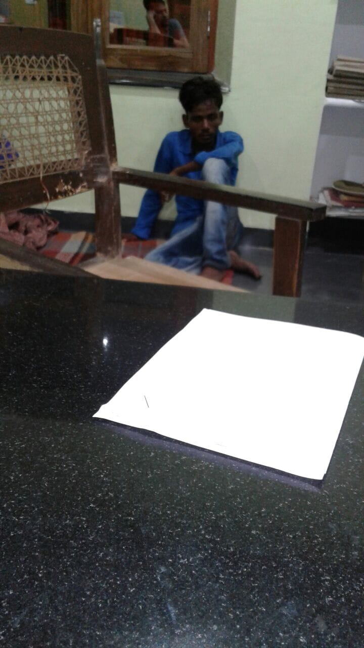 brave teacher caught thief in lucknow