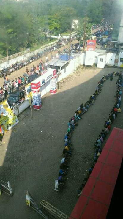 Long que at Reliance outlet for jio sim