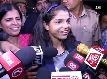 Sakshi Malik gets hero’s welcome at Delhi Airport