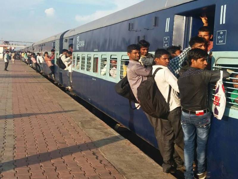 mathura jaane vaalee tren khachaakhach