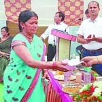 गंगा गाय महिला डेयरी योजना के चेक बांटते विधायक