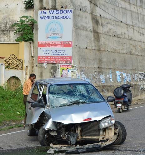 three people injured in car accident, admitted in hospital