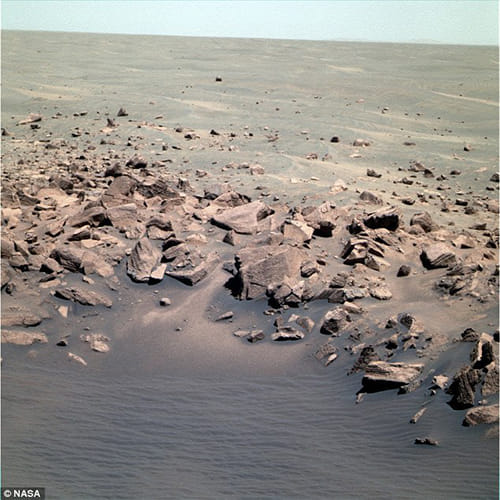 alien lose a shoe on Mars