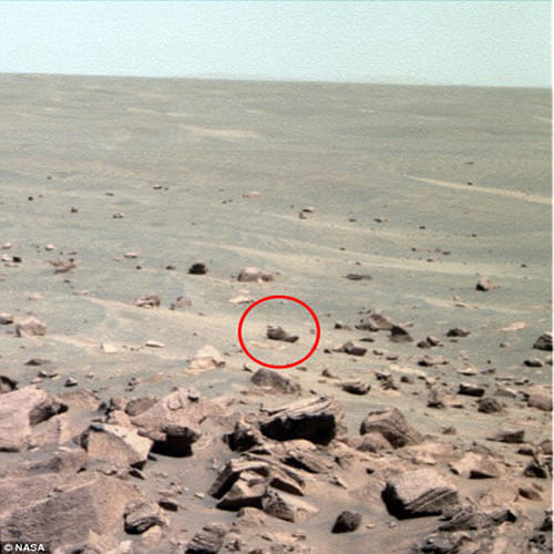 alien lose a shoe on Mars