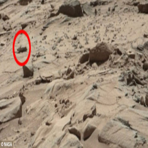 alien lose a shoe on Mars