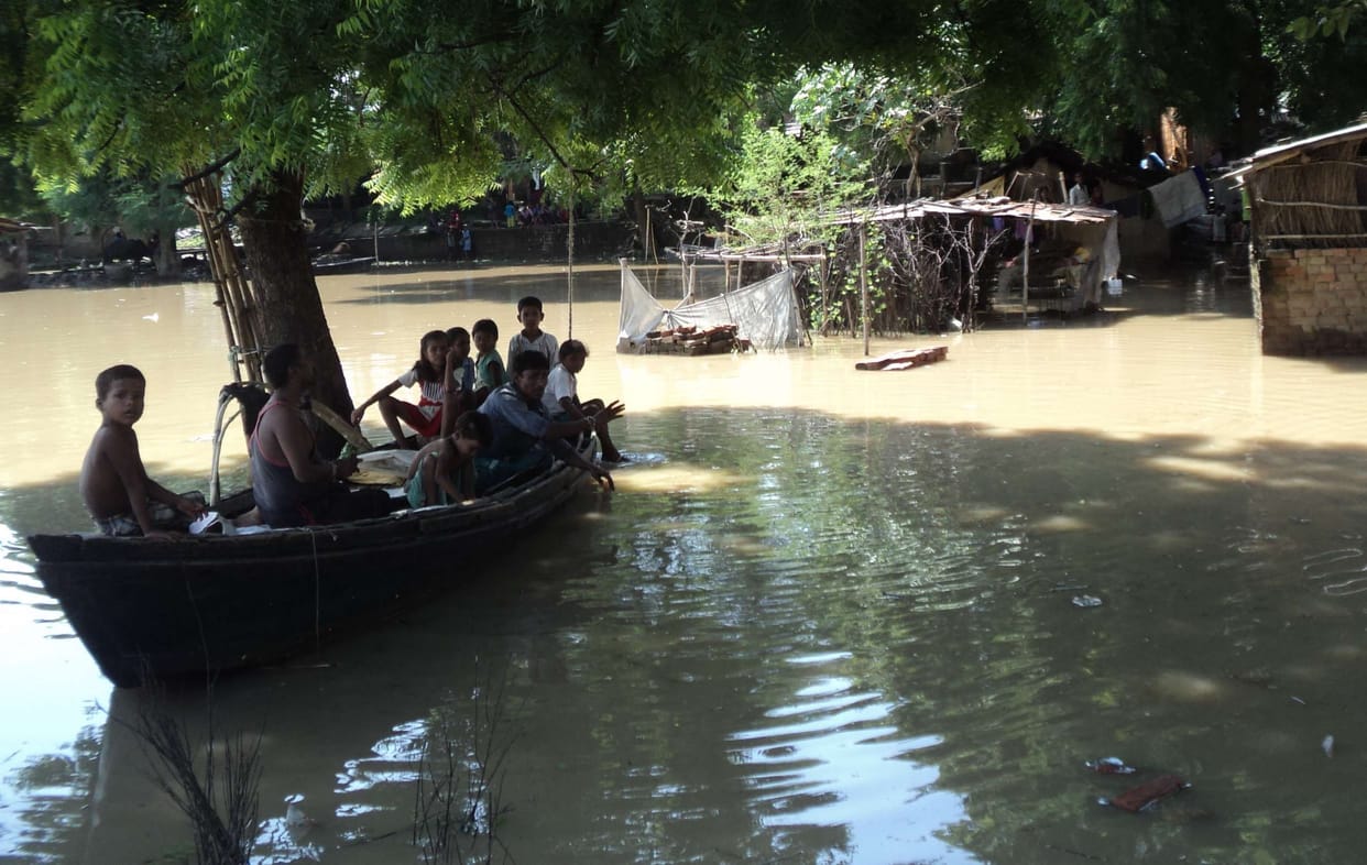 Ganga flooded, life in a tight spot