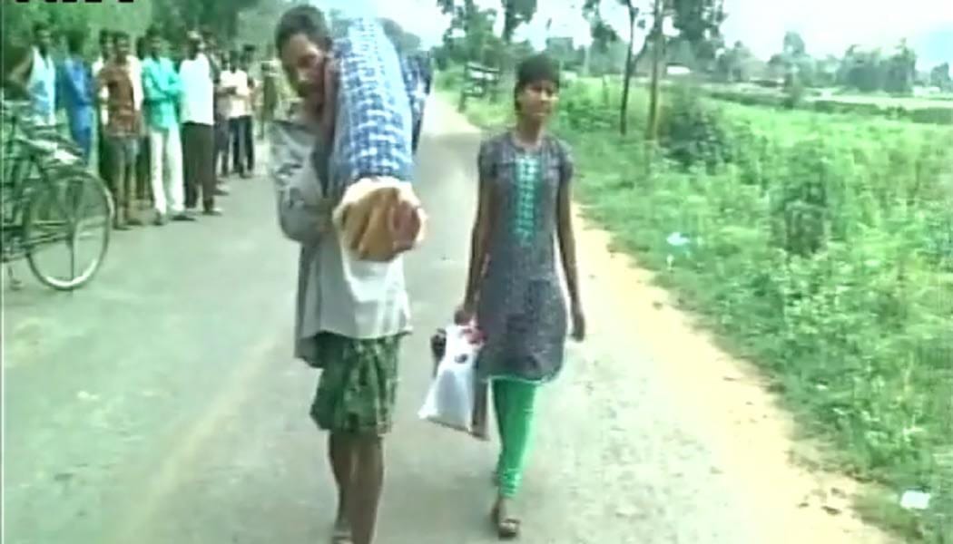  tribal man walked around 10km carrying his wife's body 