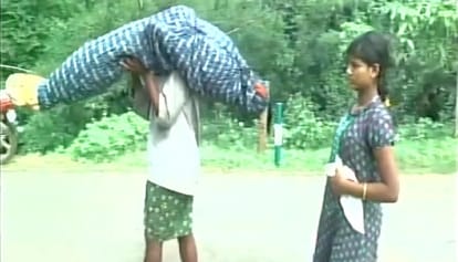  tribal man walked around 10km carrying his wife's body 