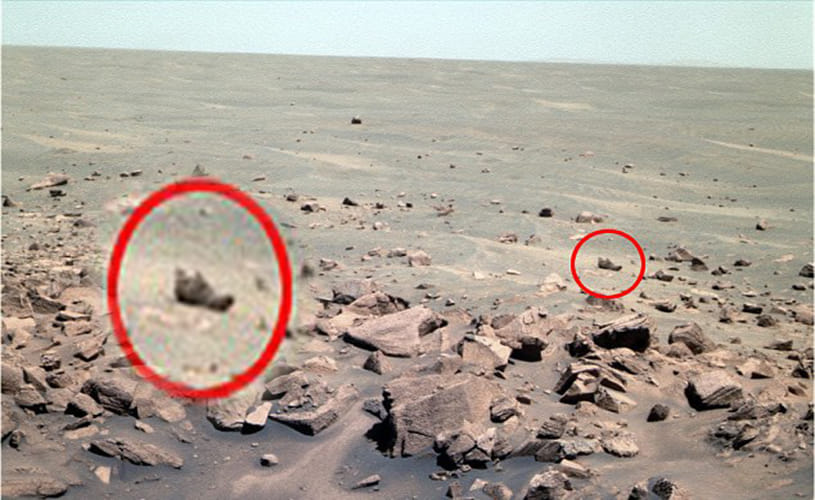 alien lose a shoe on Mars