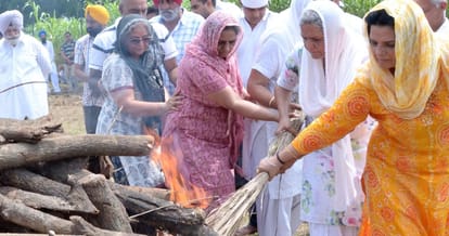 lit to mother by three daughters in yamunanagar, came from america to give lit to mother