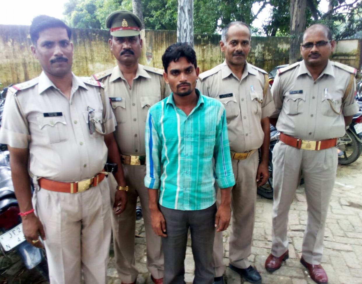 inter district gang leader caught 
