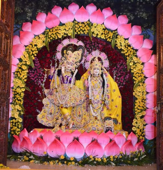 Born Kanhai door, rang greetings