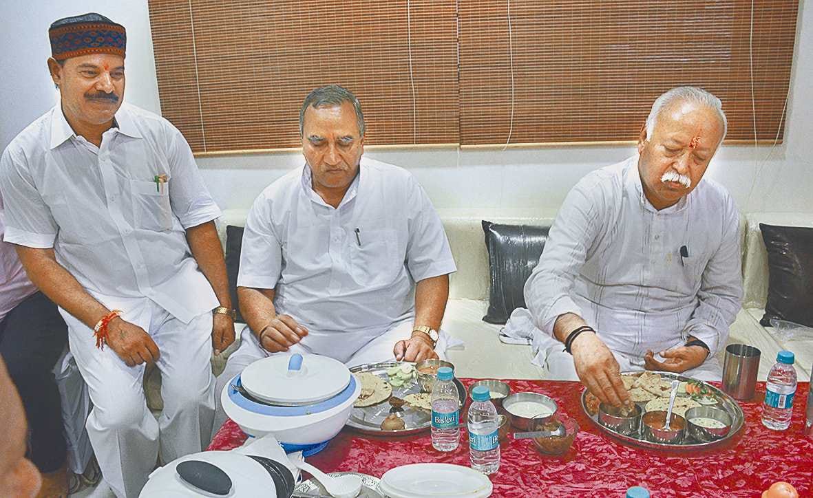 RSS chief Bhagwat take food at Dalit volunteer 