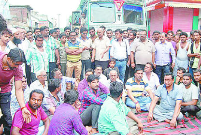 Meerut-Karnal road, put the jam, staging a sit-dealer