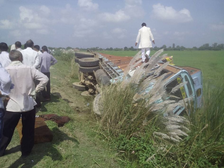 Etah miscreants looted a truck full of beer