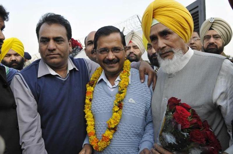 Protest against kejriwal, sucha singh supporters burn kejriwal posters