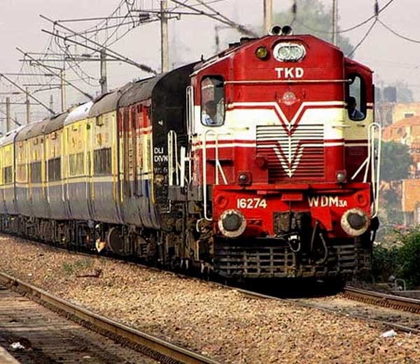 Earphone with a young man was crossing the track, to be vulnerable to death by train