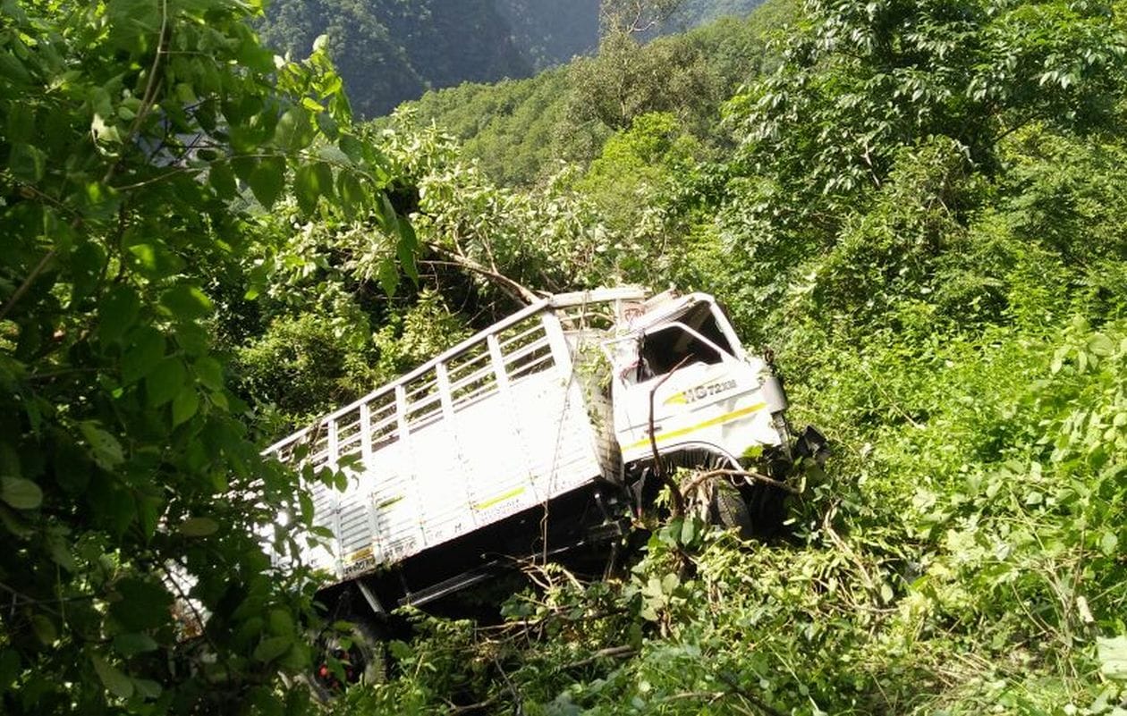 truck fell into gorge, one died.