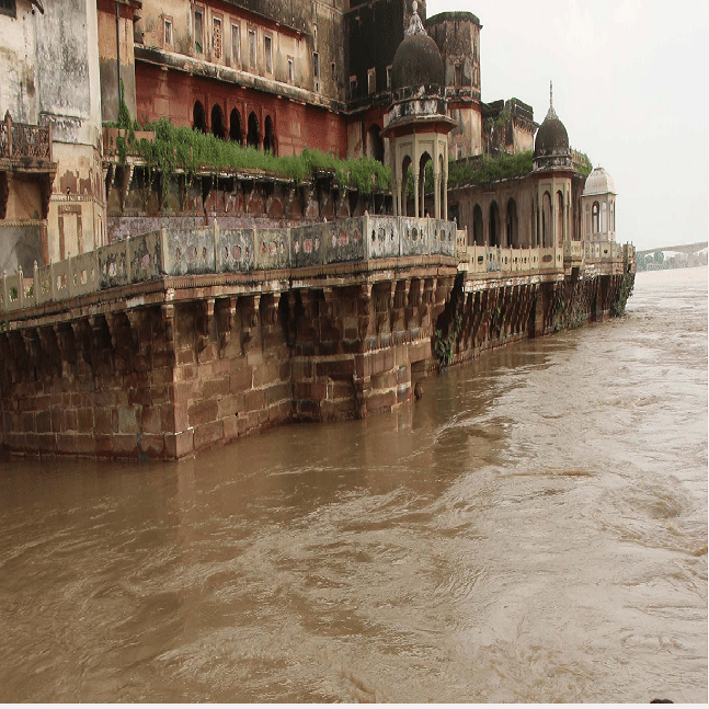 Frightening flooding of the Ganges in Varanasi, water reached the roof