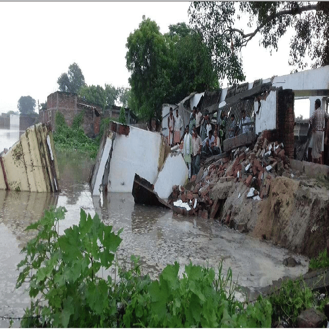  Frightening flooding of the Ganges in Varanasi, water reached the roof