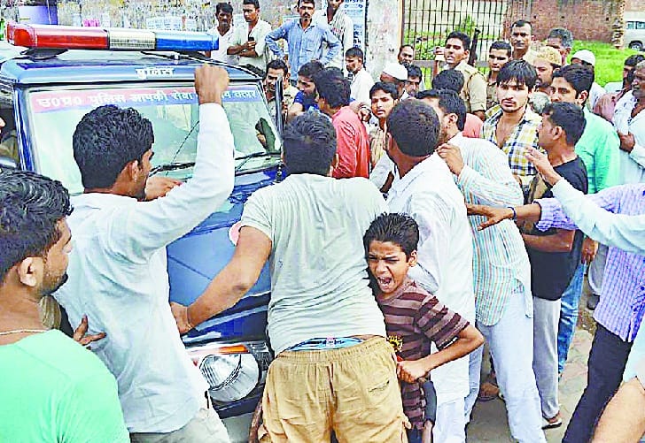 do yuvak uthane par police se bhide log