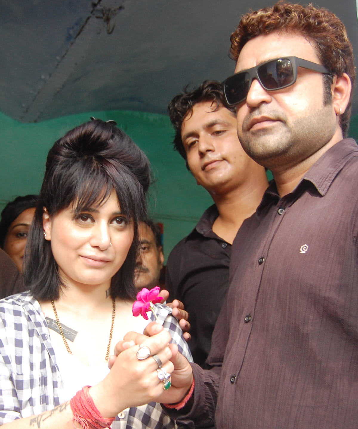 actress alisha said threat to husband.