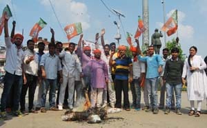 Only BJP CM 's effigy burnt in protest baton