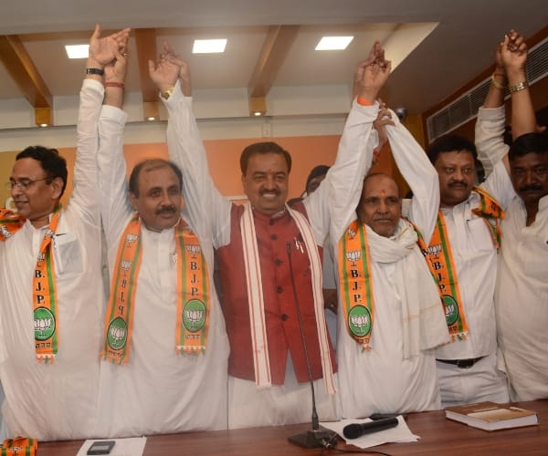  Congress and SP leaders join BJP.