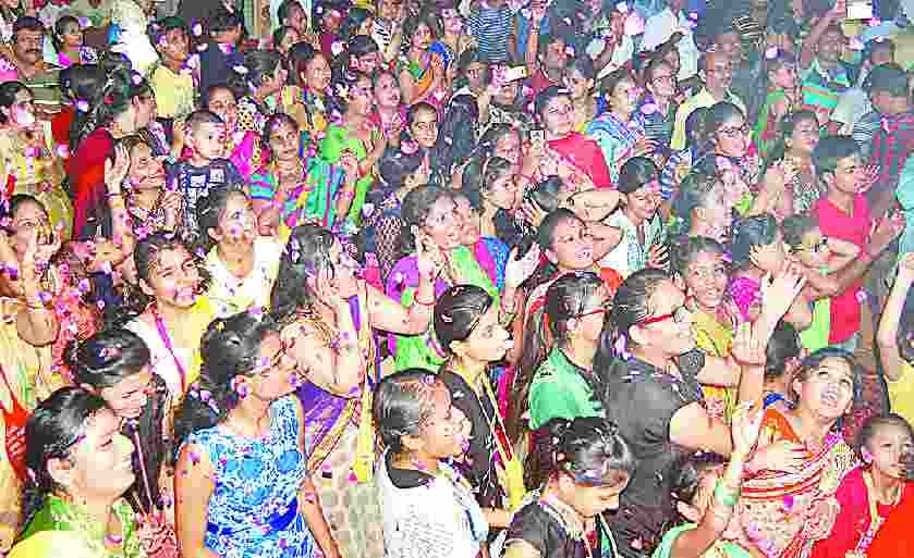 bhajno ke beech nandlaal