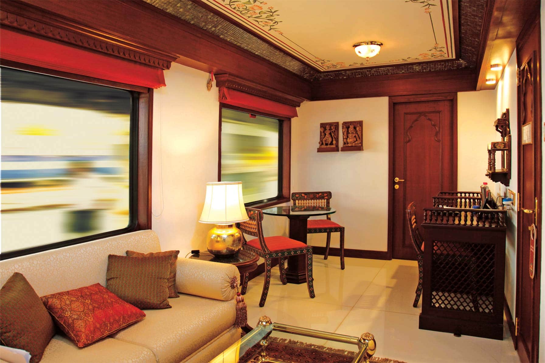 Famous luxury Trains which makes India to be Proud