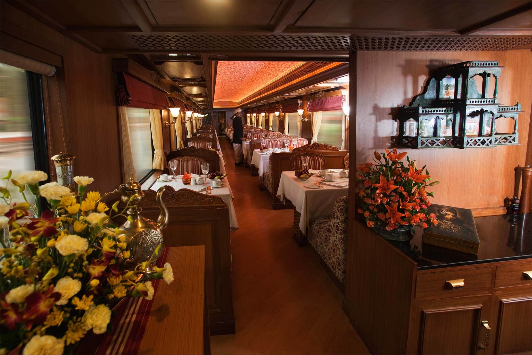 Maharajas Express Luxury Train of india route facilities
