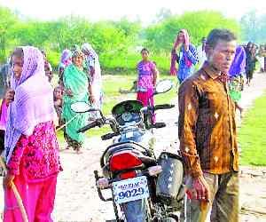 Villagers drove Tehsildaar and police with sticks 