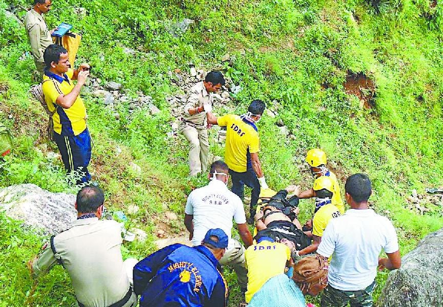 Car crashed, killing the teenager, including 3
