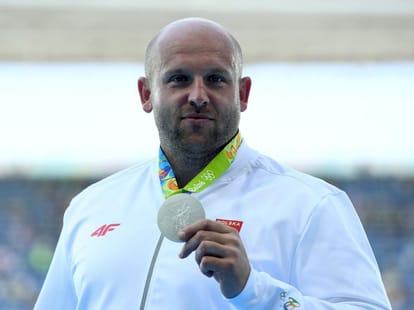 Olympic silver medalist sells own medal to raise money for 3 year old with cancer