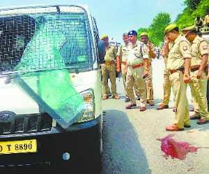 Cash van raid robbers, guards shot dead