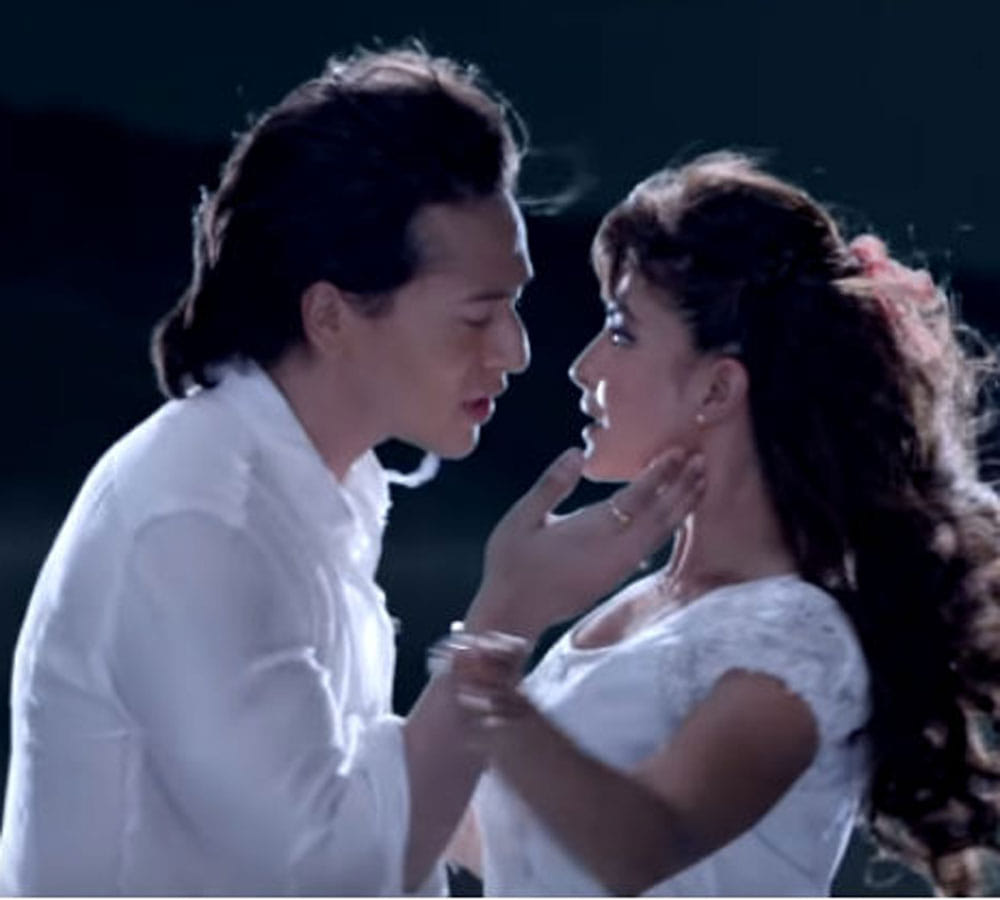 Tiger and Jacqueline continue kissing even after cut