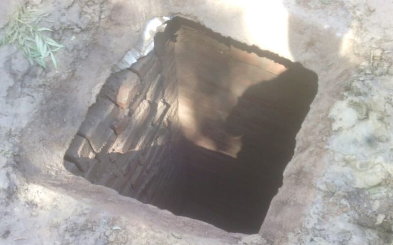 Tragic accident in Agra: Machine operator fell into 30 feet deep pit while digging sewer line died on spot