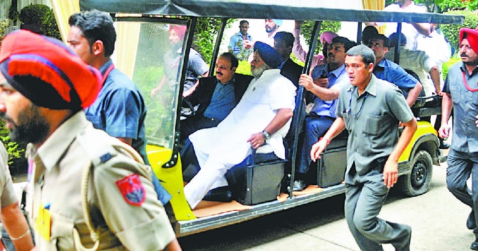 sukhbir badal,javed akhtar and bony kapoor pay tribute to op munjal at ludhhiana, punjab