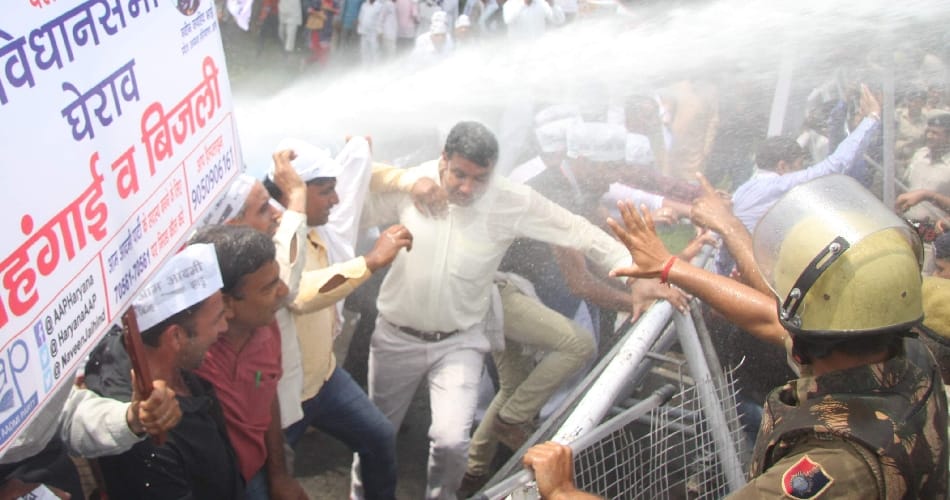 police, water cannon on aap protest rally at haryana assembly, chandigarh,