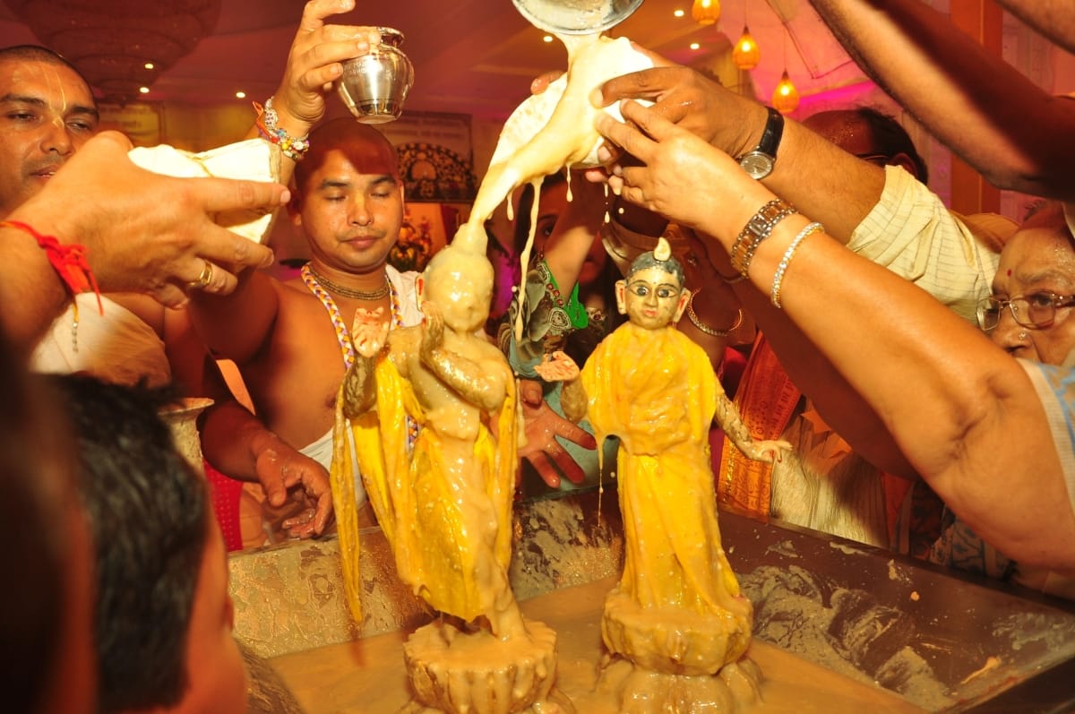 You will be enthralled to see this Krishna Leela