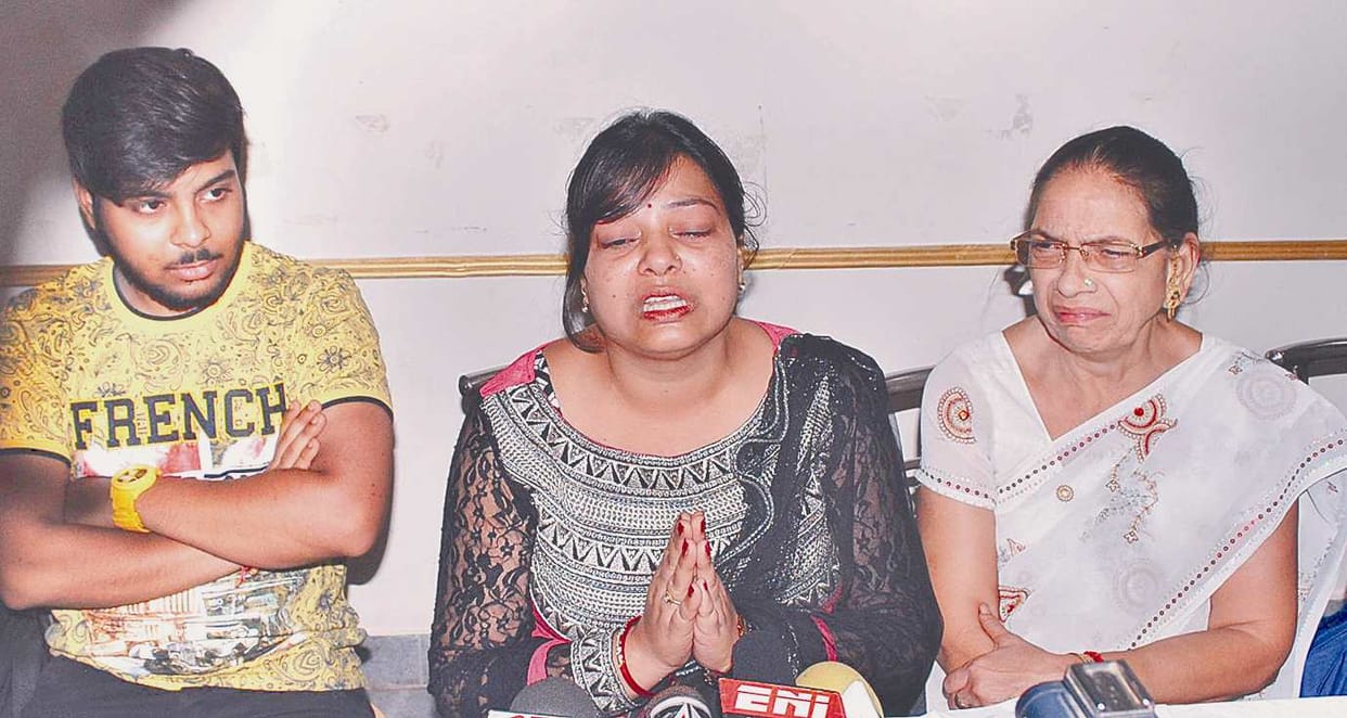 sanjeev rastogi's wife allegation on police